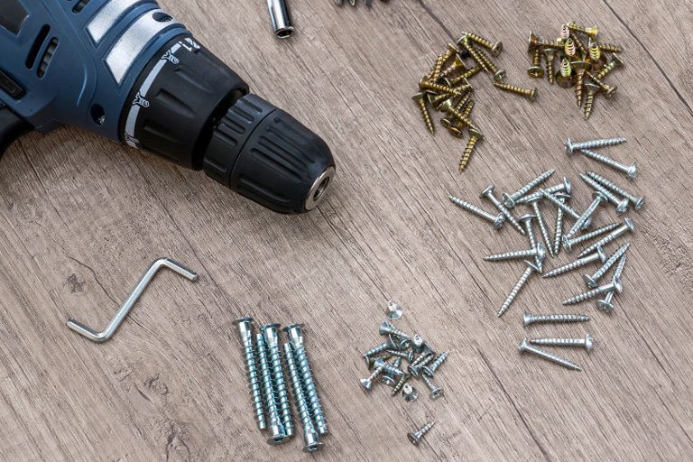 Huonekalujen kiinnitys